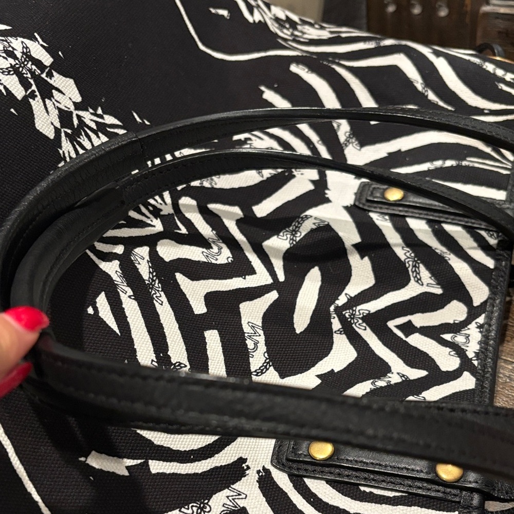 MCM Black and White Reversible Leather/canvas Tote - Picture 12 of 12